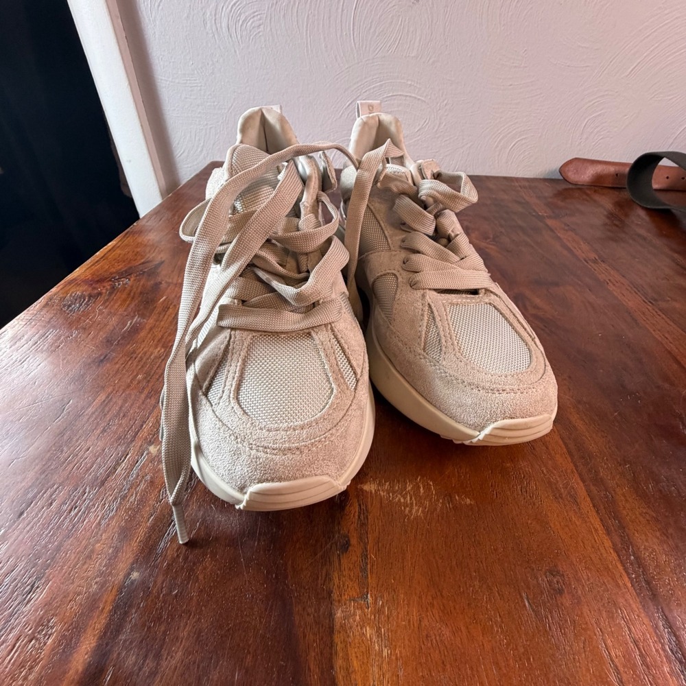 DKNY Zofi Women Beige Cream Fashion Sneakers Metallic Silver Heel  US 8.5
